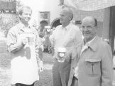 1987 Bieranstich durch Hubert Kieser, mit dabei Bgm. Josef Frank und damaliger Kaplan.JPG