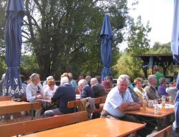 Mittagessen waehrend der Flossfahrt.JPG