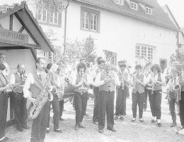1988: Stadtkapelle unter der Stabfuehrung von Franz Spreitzer bei der Eroeffnung.JPG