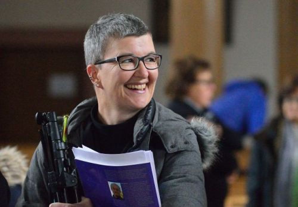 Sängerin mit Notenständer