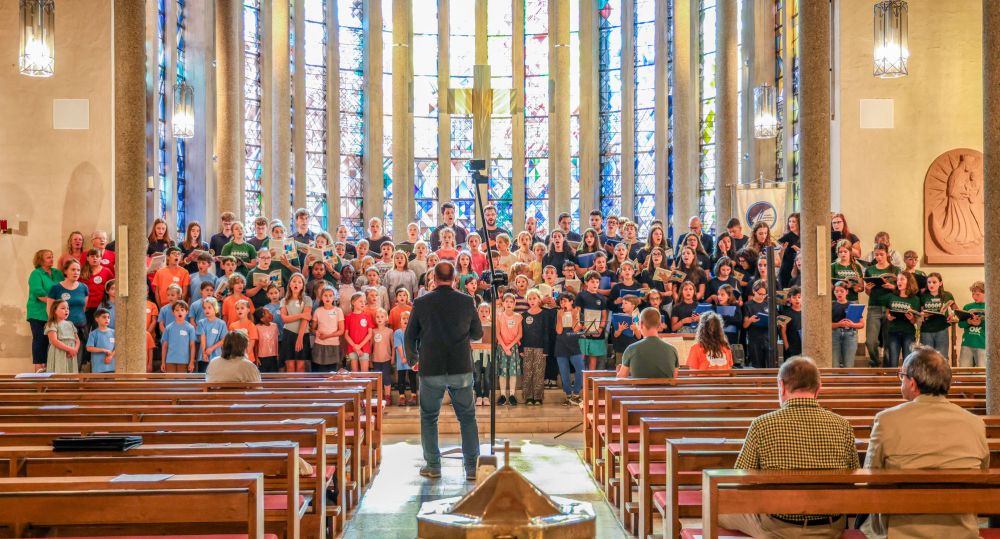 Verschiedene Chöre singen im Altarraum