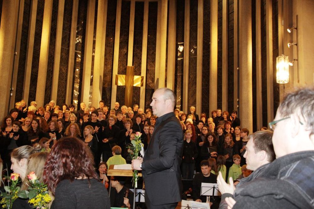 Ehrung des Dirigenten mit einer Rose