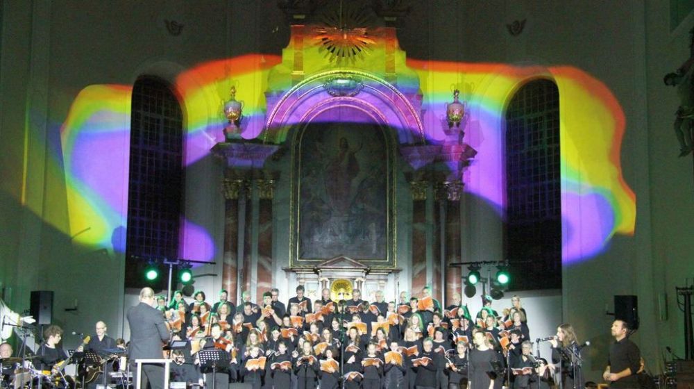 Kirchenraum mir Projektionen und Sängern