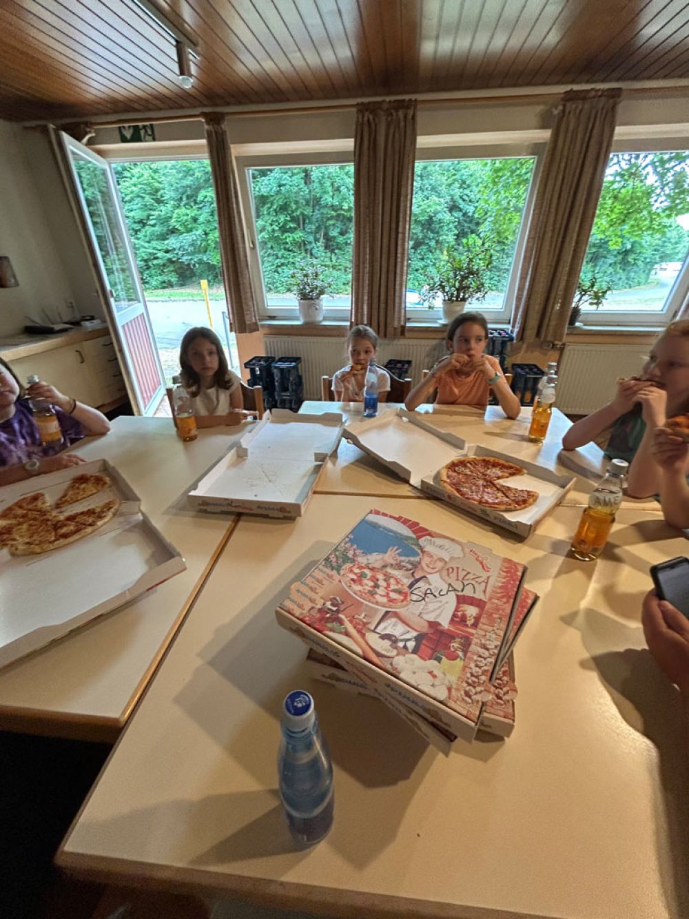 Beim Pizza essen