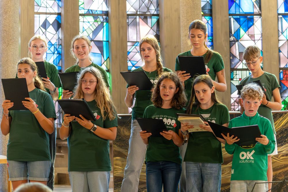 Jugenchorsänger und -sängerinnen