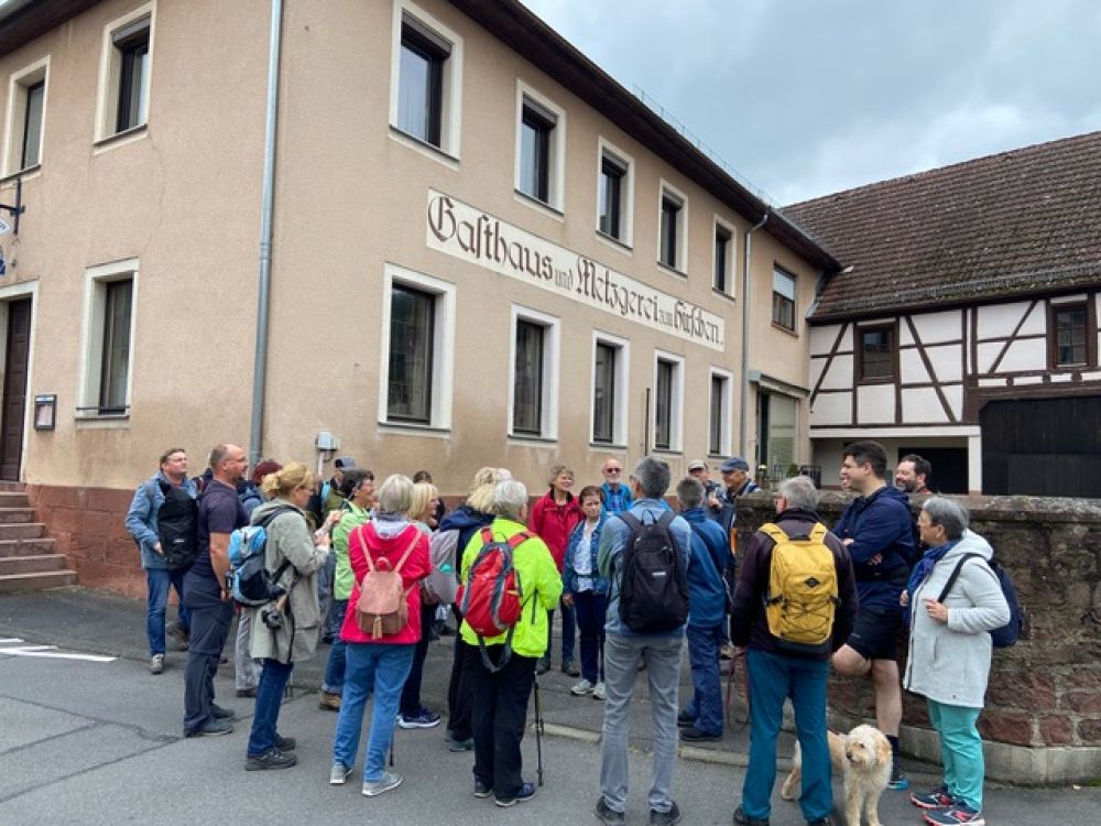 Wandergruppe vor dem Gasthaus