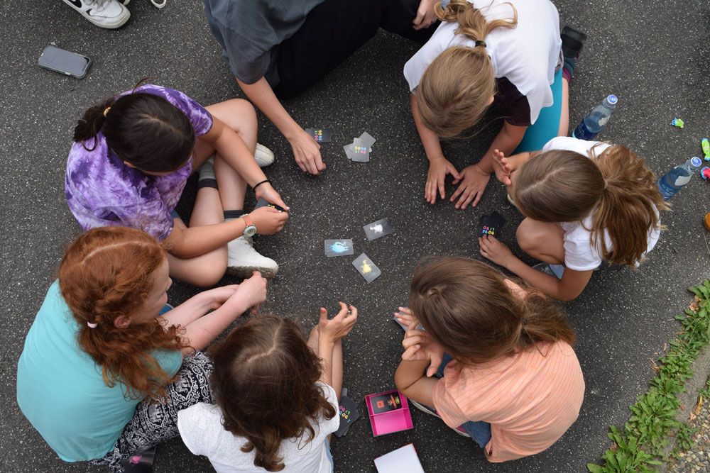 Kinder beim Kartenspielen