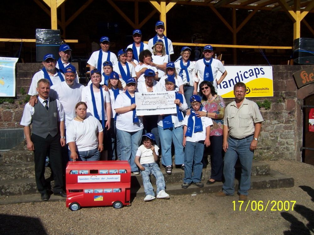 2007 500-Euro-Scheck an die Band Handicaps ueberreicht