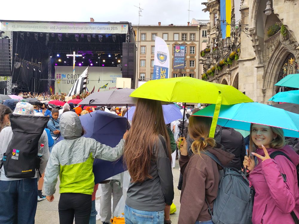 Jugendchor in München mit Regenschirmen