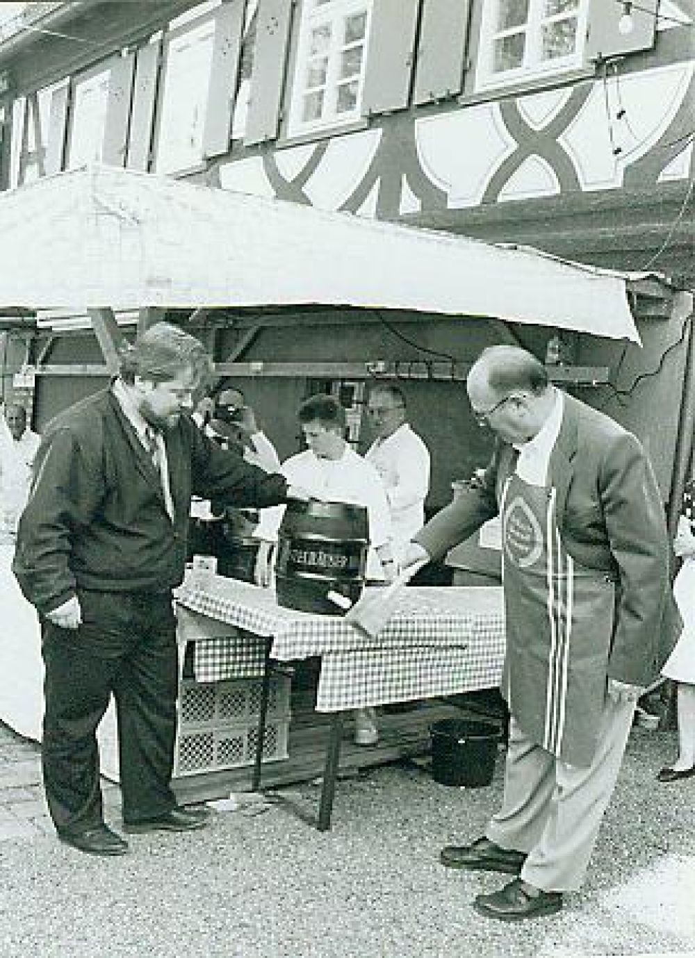 1994 Ökumenischer Bieranstich durch Pfr. Kuendiger (ev.) und Pfr. Otto Frank (kath.)