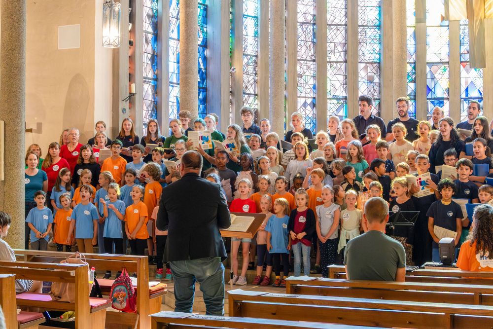 Viele Chöre im Altarraum