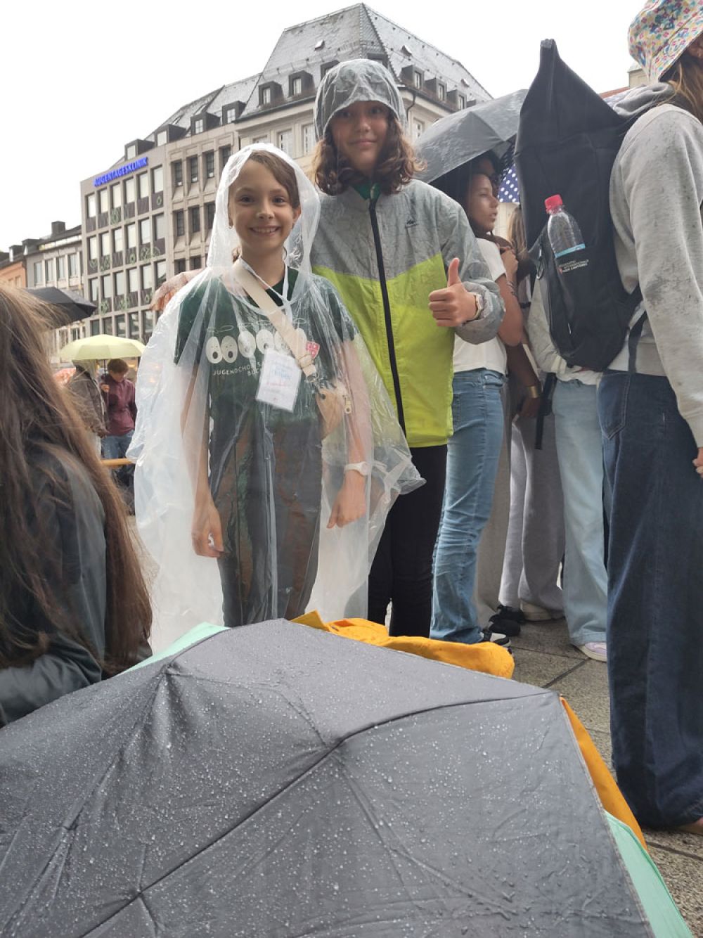 Jugendchor in München mit Regencapes