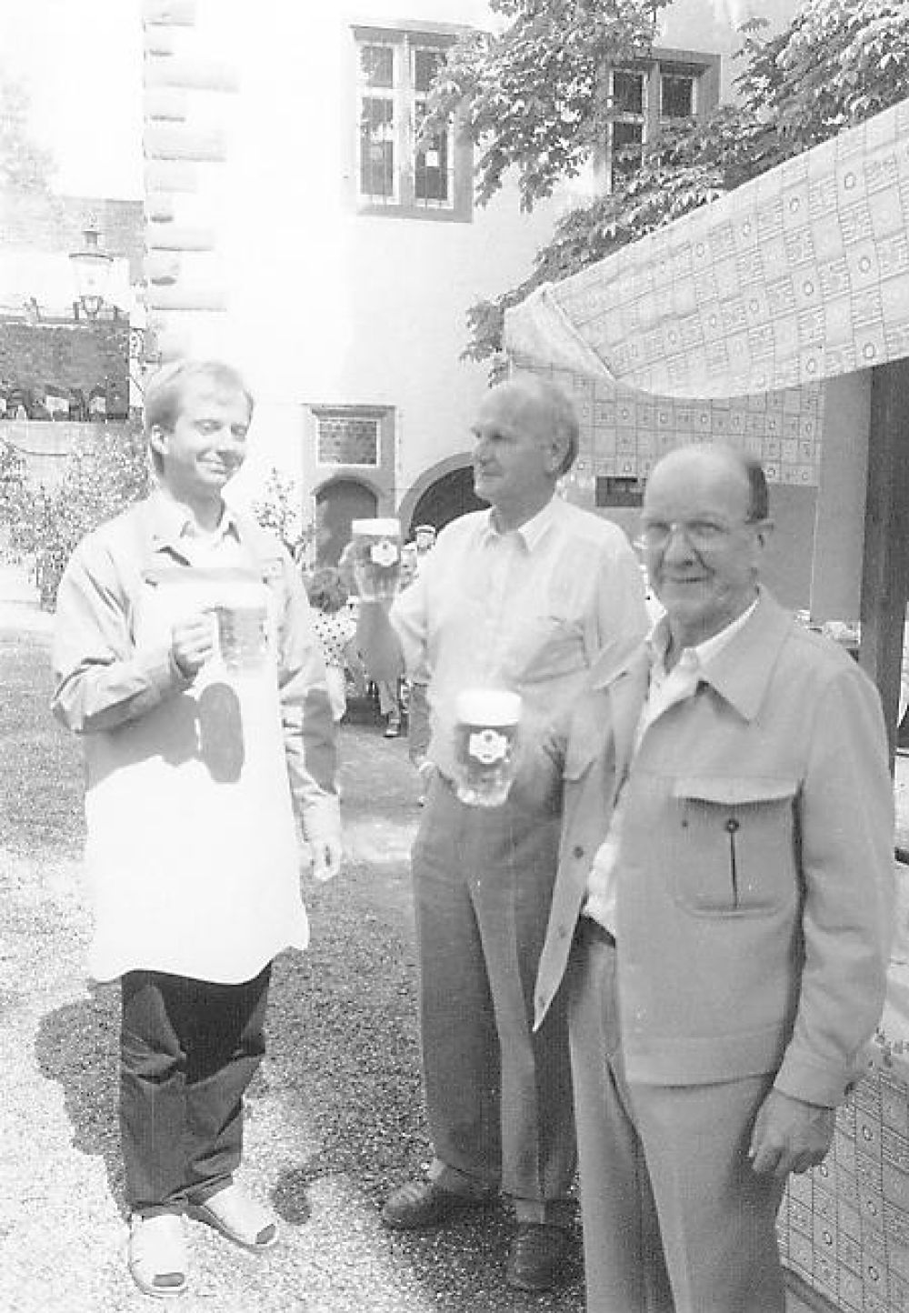 1987 Bieranstich durch Hubert Kieser mit dabei Bürgermeister Josef Frank und damaliger Kaplan