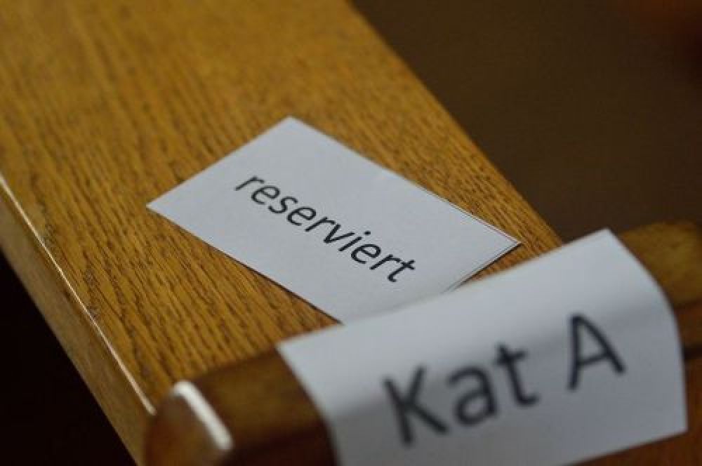 Bankreihe mit Reserviert Schild