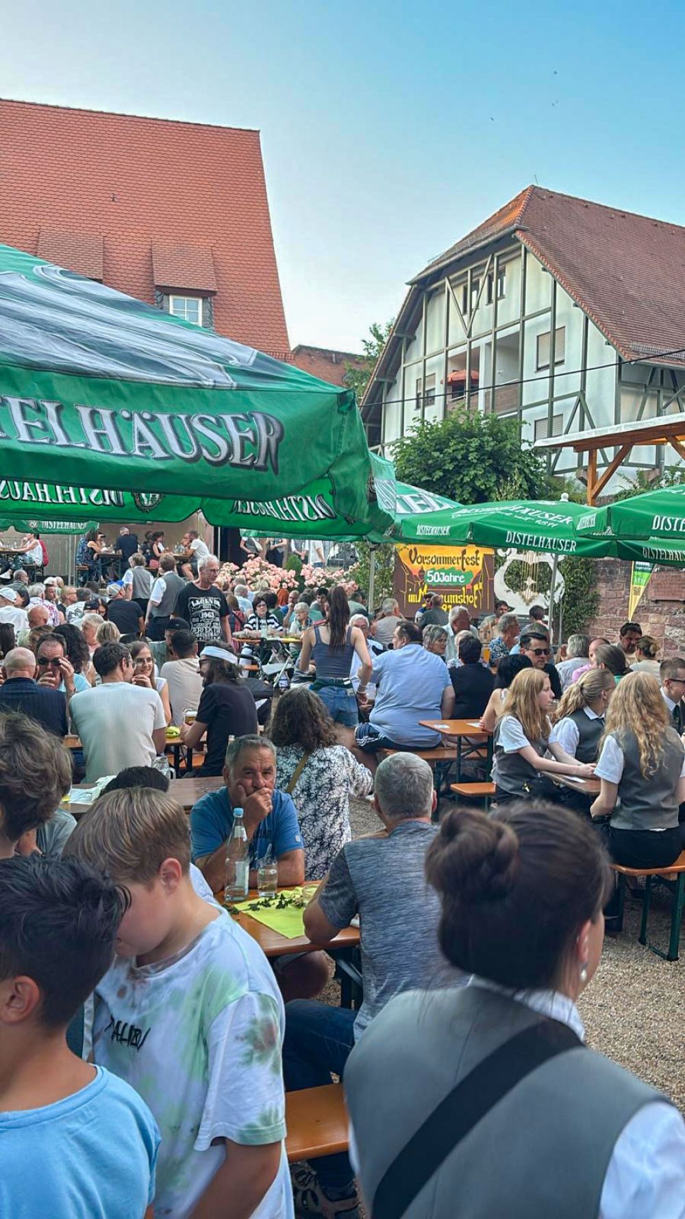 Besucher auf dem Vorsommerfest in Buchen