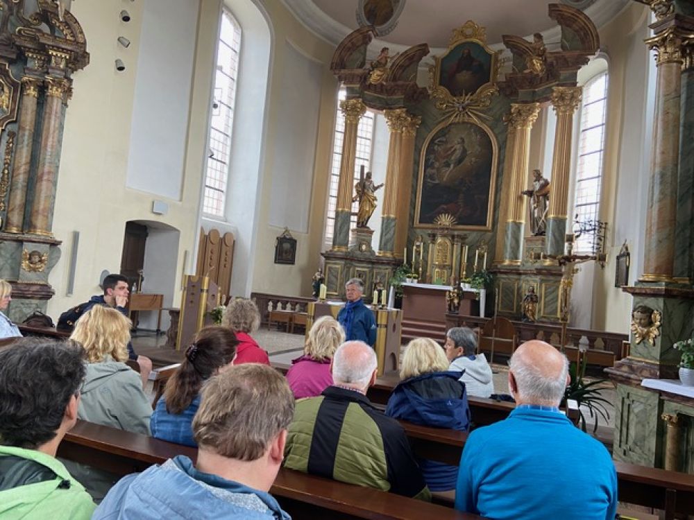 Wandergruppe in einer Kirche