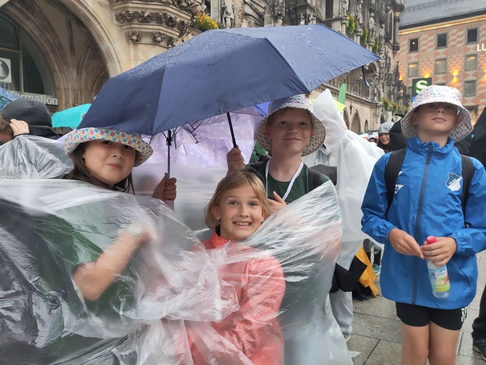 Jugendchor in München bei Regen