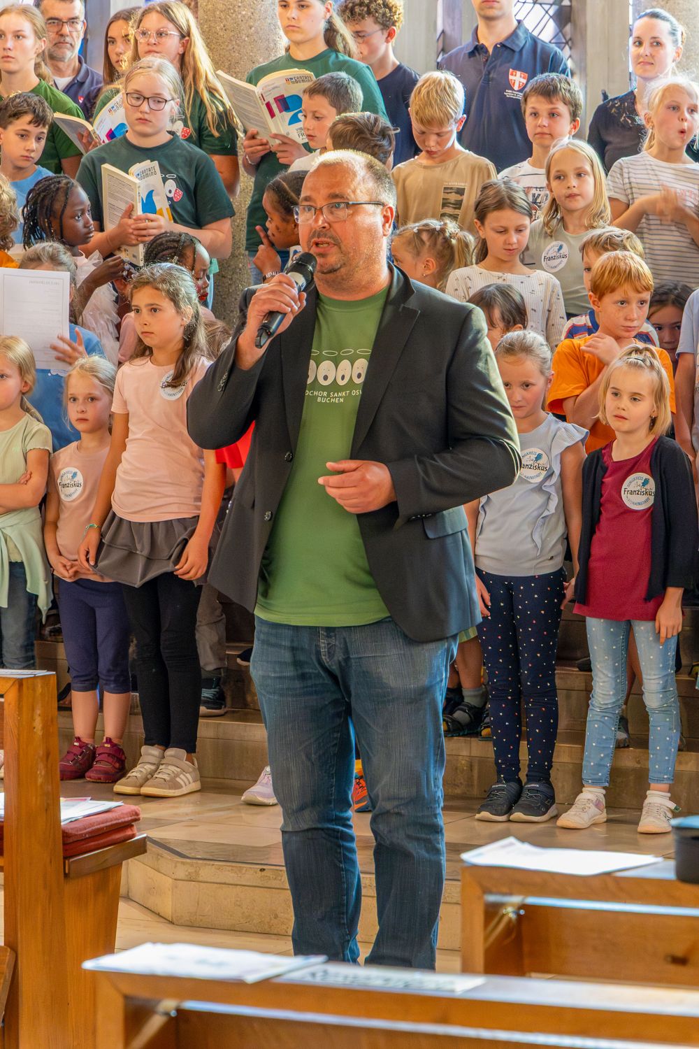 Chorleiter Horst Berger spricht