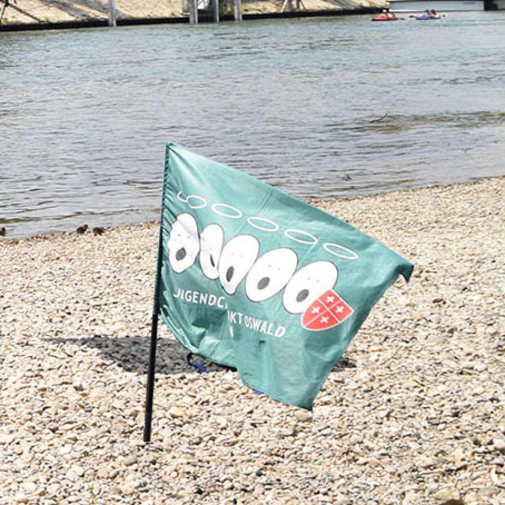 Jugendchorflagge am Ufer beim Pueri Cantores Treffen in Überlingen