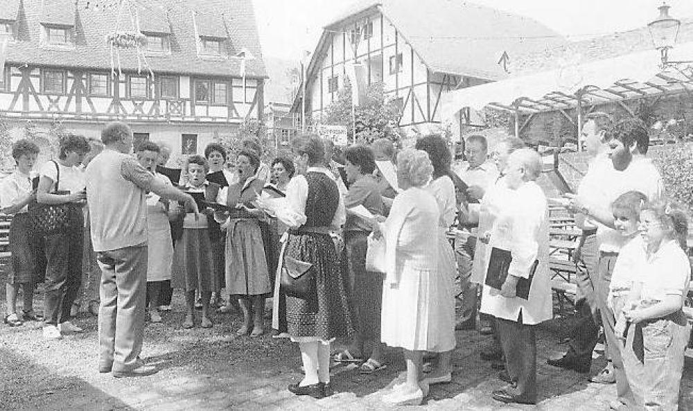 1987 Eröffnung mit dem Kirchenchor St.Oswald