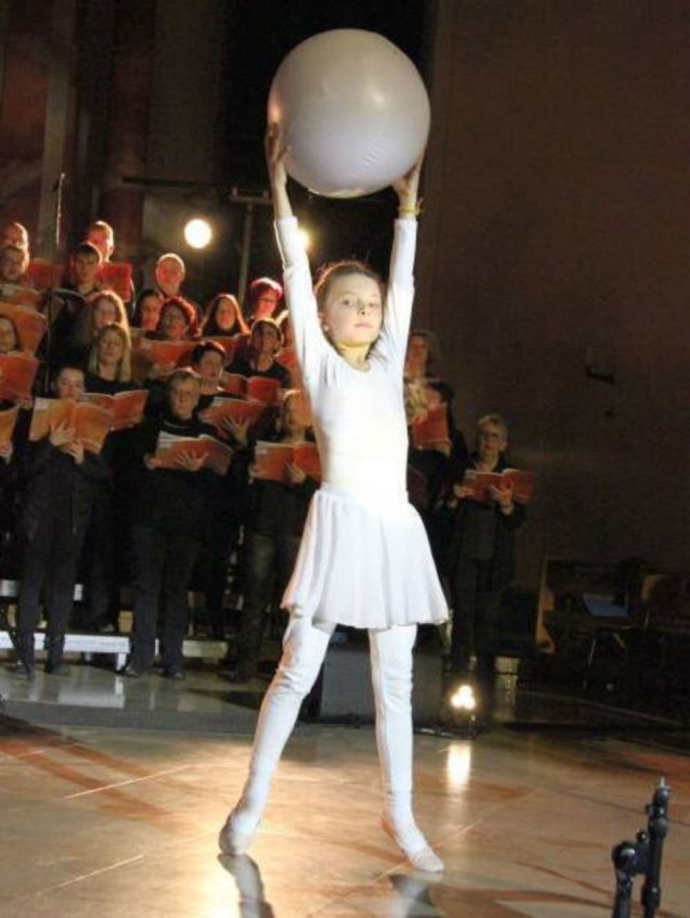 Frieda Balles als quirlige Tänzerin. © MARTIN BERNHARD