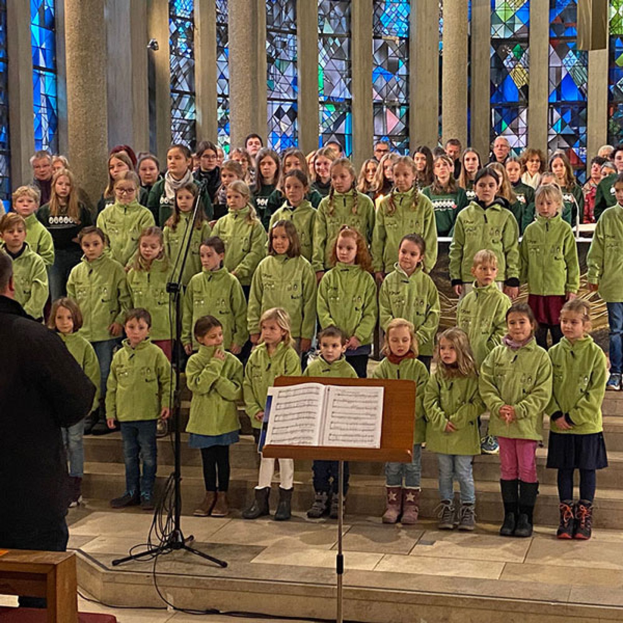 Kinder-, Jugend- und Kirchenchor im Altarraum beim Christkönig Gottesdienst